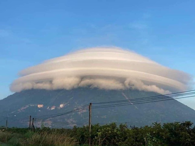Giải mã về đám mây tạo hình thù kỳ lạ như đĩa bay trên núi Bà Đen - Ảnh 1.