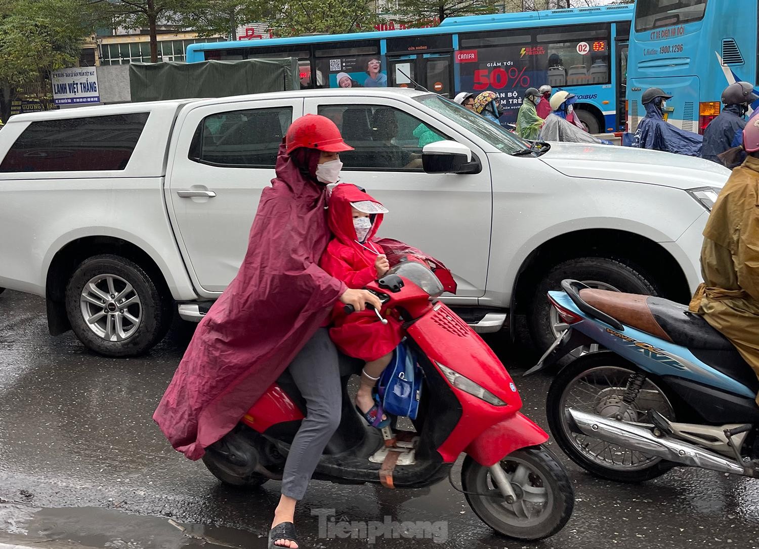 Gió mùa tràn về Hà Nội, biển người nhích từng bước giữa cơn mưa lúc sáng sớm - Ảnh 2.