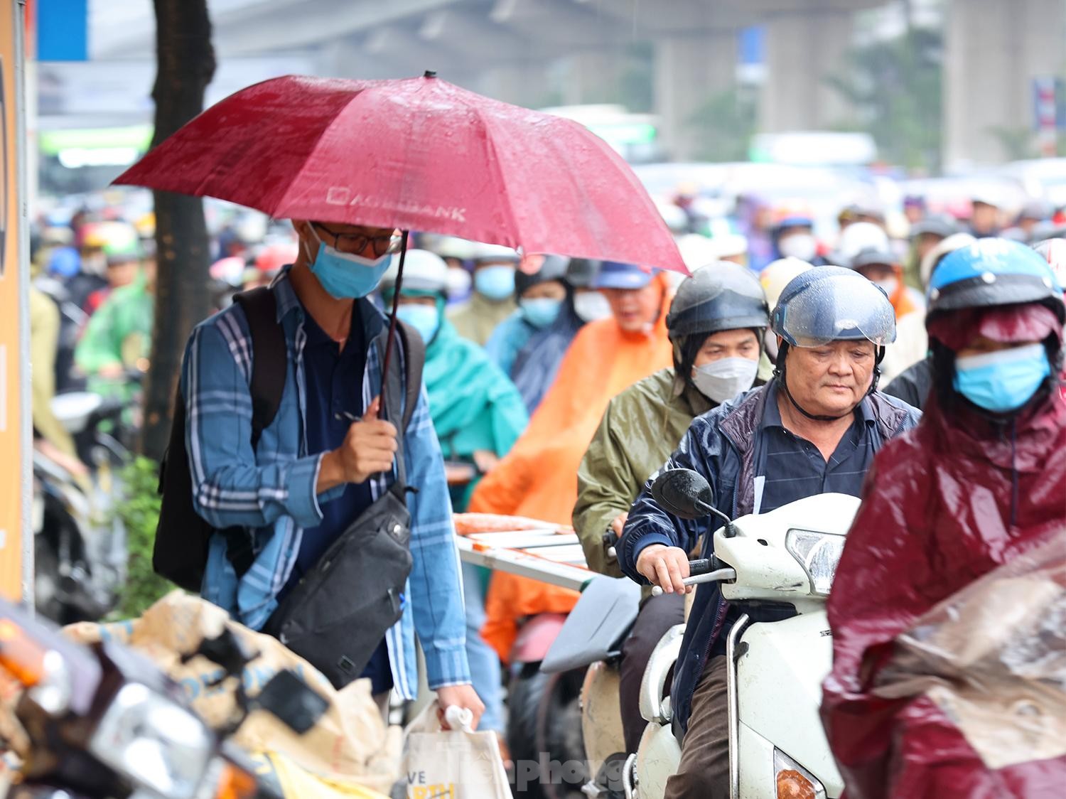 Gió mùa tràn về Hà Nội, biển người nhích từng bước giữa cơn mưa lúc sáng sớm - Ảnh 5.