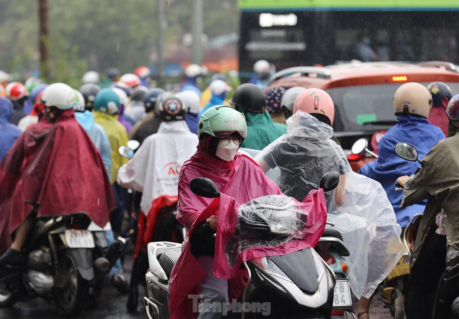 Gió mùa tràn về Hà Nội, biển người nhích từng bước giữa cơn mưa lúc sáng sớm - Ảnh 4.