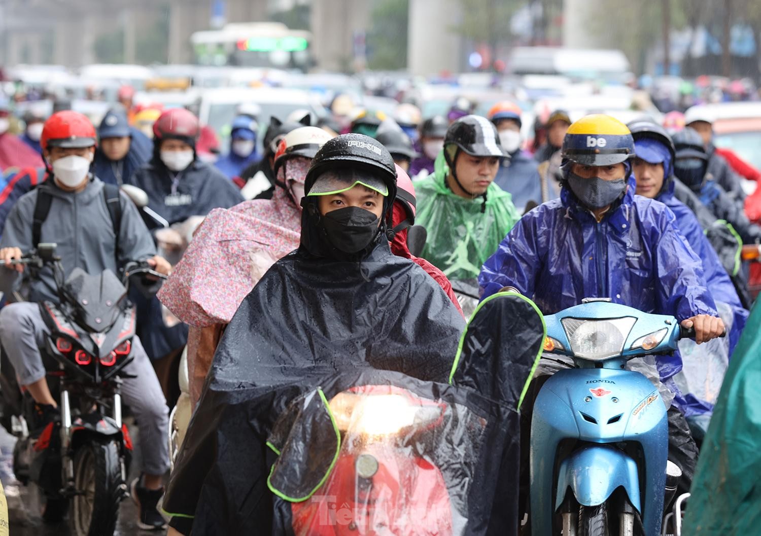 Gió mùa tràn về Hà Nội, biển người nhích từng bước giữa cơn mưa lúc sáng sớm - Ảnh 3.