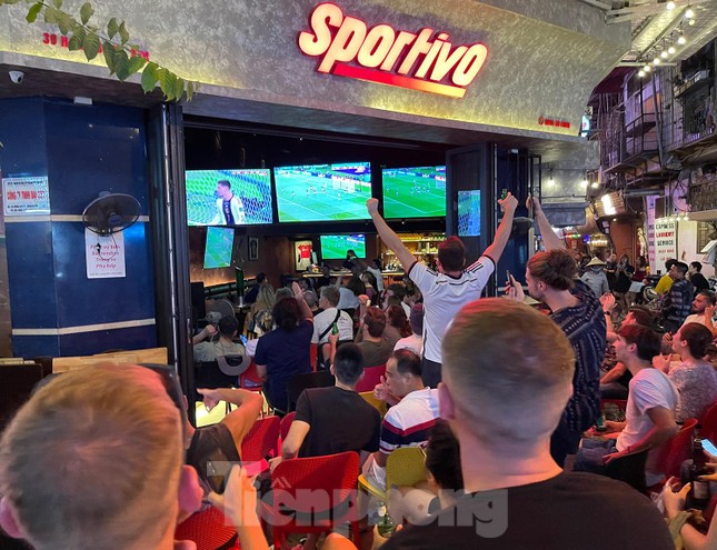 Người dân phố cổ Hà Nội bê tivi ra vỉa hè xem World Cup - Ảnh 5.