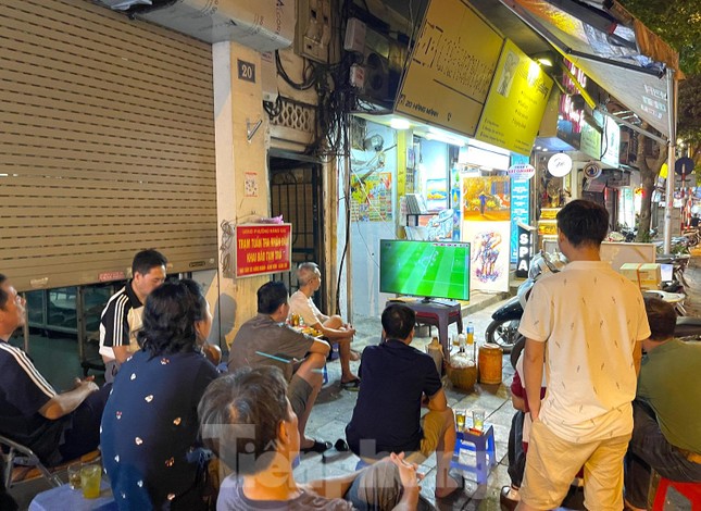 Người dân phố cổ Hà Nội bê tivi ra vỉa hè xem World Cup - Ảnh 2.