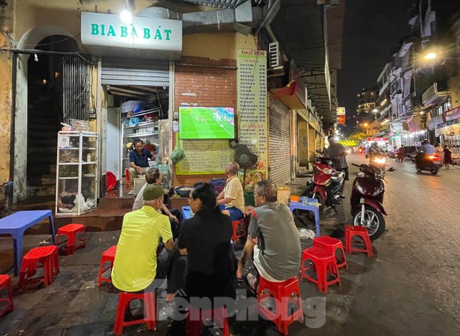 Người dân phố cổ Hà Nội bê tivi ra vỉa hè xem World Cup - Ảnh 1.