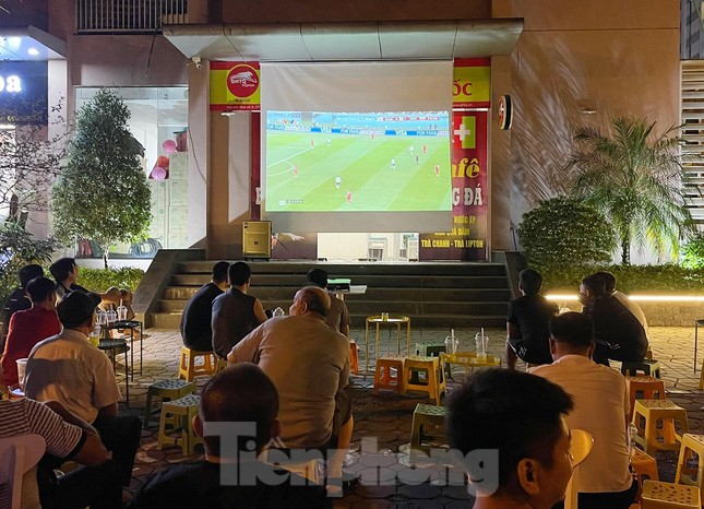 Người dân phố cổ Hà Nội bê tivi ra vỉa hè xem World Cup - Ảnh 6.