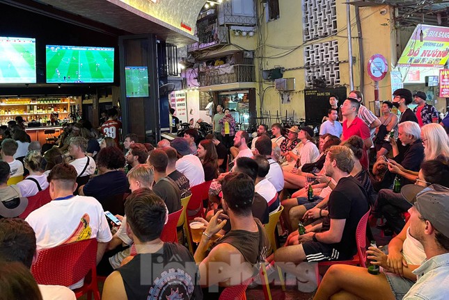 Người dân phố cổ Hà Nội bê tivi ra vỉa hè xem World Cup - Ảnh 4.