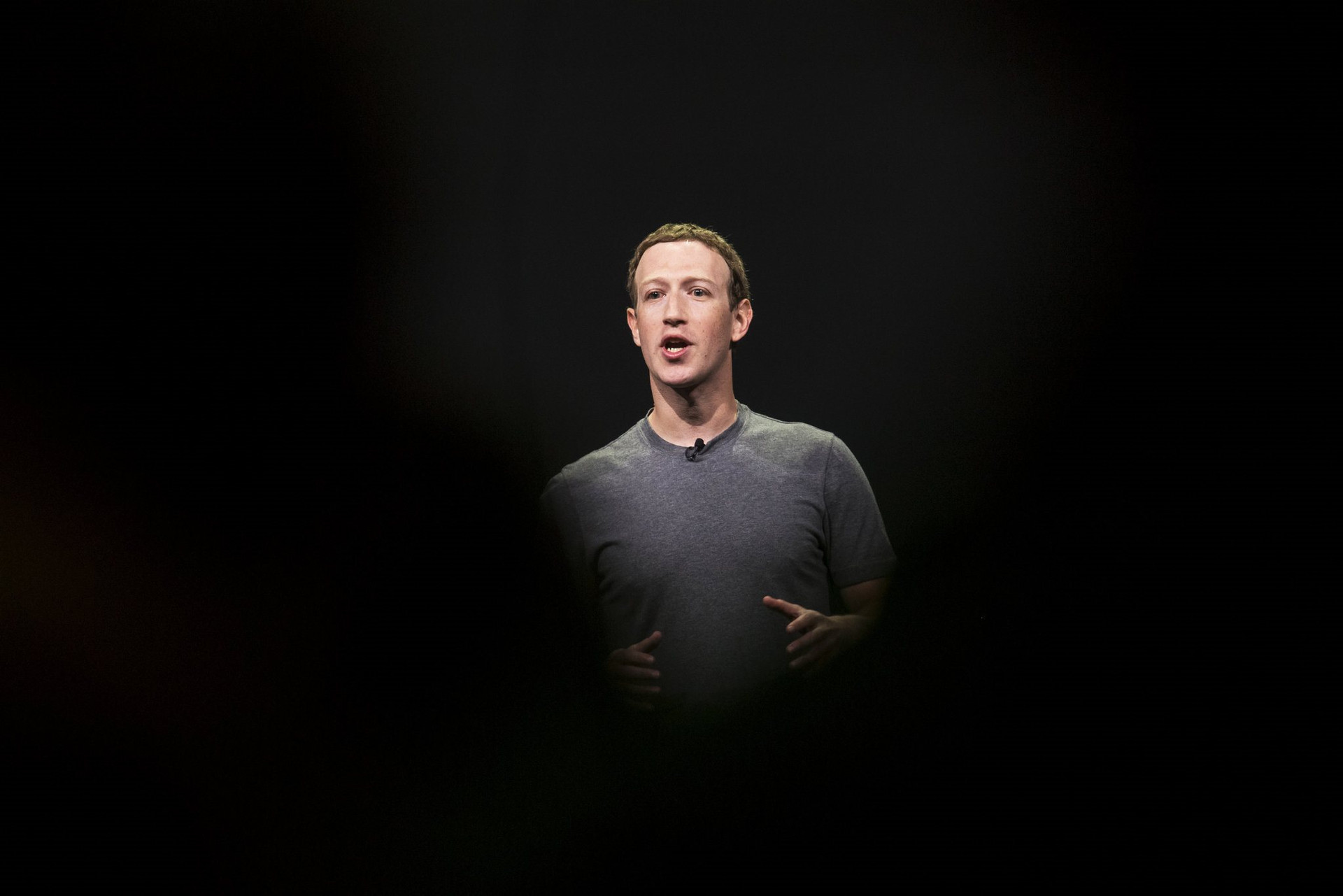 Mark Zuckerberg vừa cho mình lý do để bị ‘sờ gáy’ - Ảnh 1.