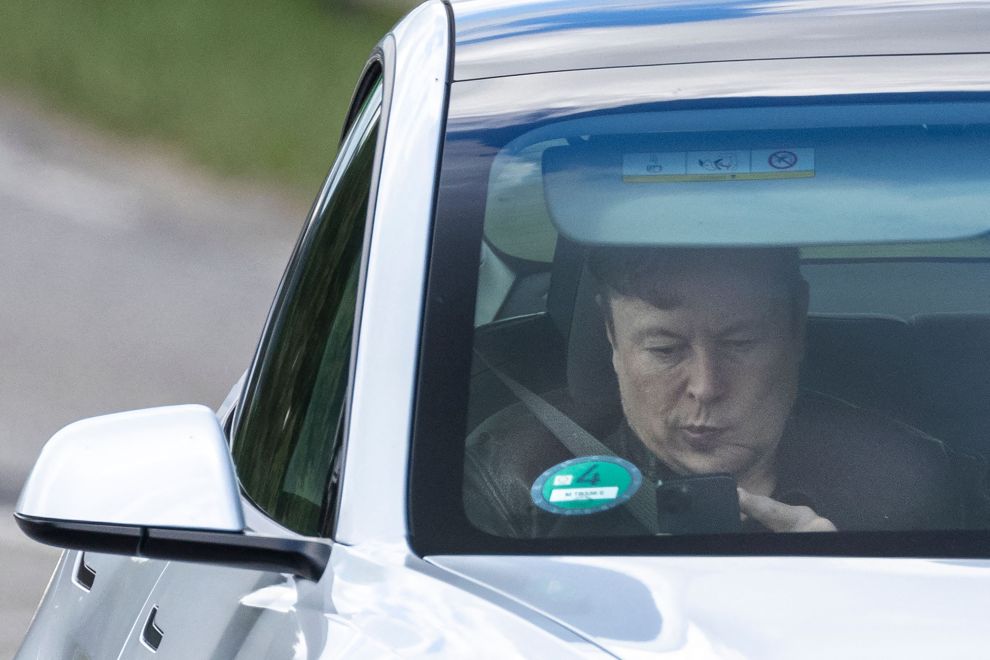 Thị trường xe điện gặp khó, nhà đầu tư khẩn cầu Elon Musk cứu cổ phiếu Tesla - Ảnh 1.