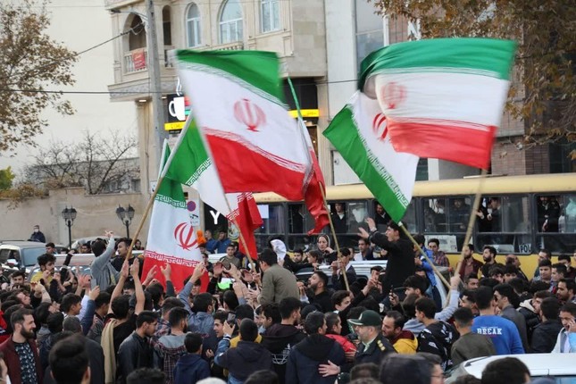 Cách Iran ăn mừng chiến thắng: đi bão bằng ôtô, phát kẹo, lính đặc nhiệm phất cờ trên xe bọc thép - Ảnh 3.