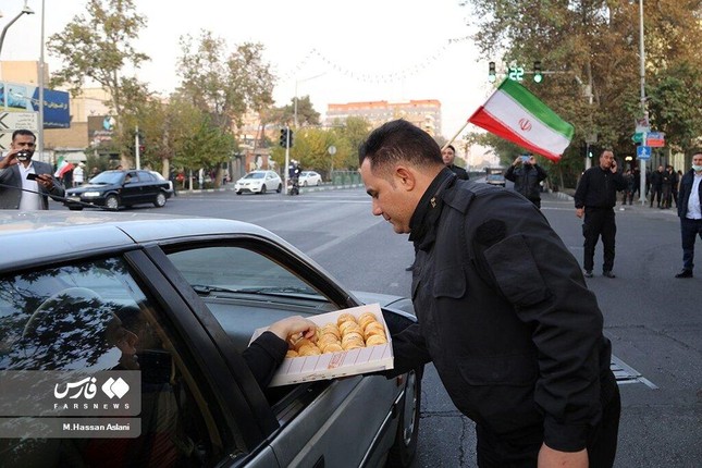 Cách Iran ăn mừng chiến thắng: đi bão bằng ôtô, phát kẹo, lính đặc nhiệm phất cờ trên xe bọc thép - Ảnh 2.