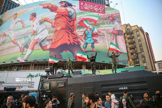 Cách Iran ăn mừng chiến thắng: đi bão bằng ôtô, phát kẹo, lính đặc nhiệm phất cờ trên xe bọc thép - Ảnh 6.