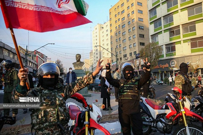 Cách Iran ăn mừng chiến thắng: đi bão bằng ôtô, phát kẹo, lính đặc nhiệm phất cờ trên xe bọc thép - Ảnh 8.