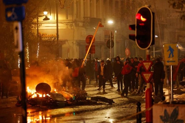 Bạo loạn kinh hoàng tại thủ đô Brussels sau trận Bỉ thua Morocco - Ảnh 3.
