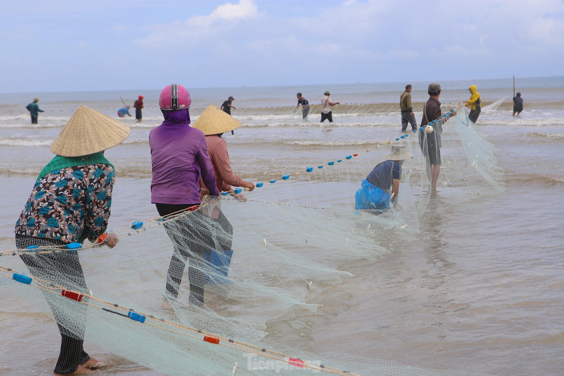 Độc đáo nghề ‘đi giật lùi’ kiếm nửa triệu mỗi ngày ở cửa biển - Ảnh 5.