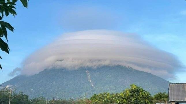 Du khách đổ về núi Bà Đen sau hiện tượng “mây đĩa bay” bí ẩn - Ảnh 4.