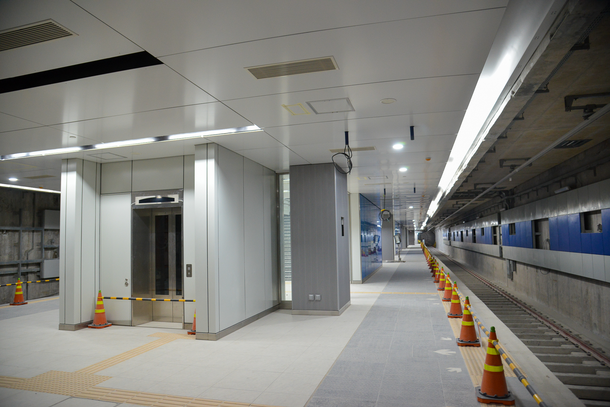 Bên trong nhà ga ngầm Ba Son của tuyến Metro TP.HCM sắp hoàn thành: Kiến trúc độc đáo và hiện đại - Ảnh 4.