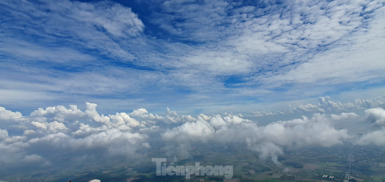 Du khách đổ về núi Bà Đen sau hiện tượng “mây đĩa bay” bí ẩn - Ảnh 1.