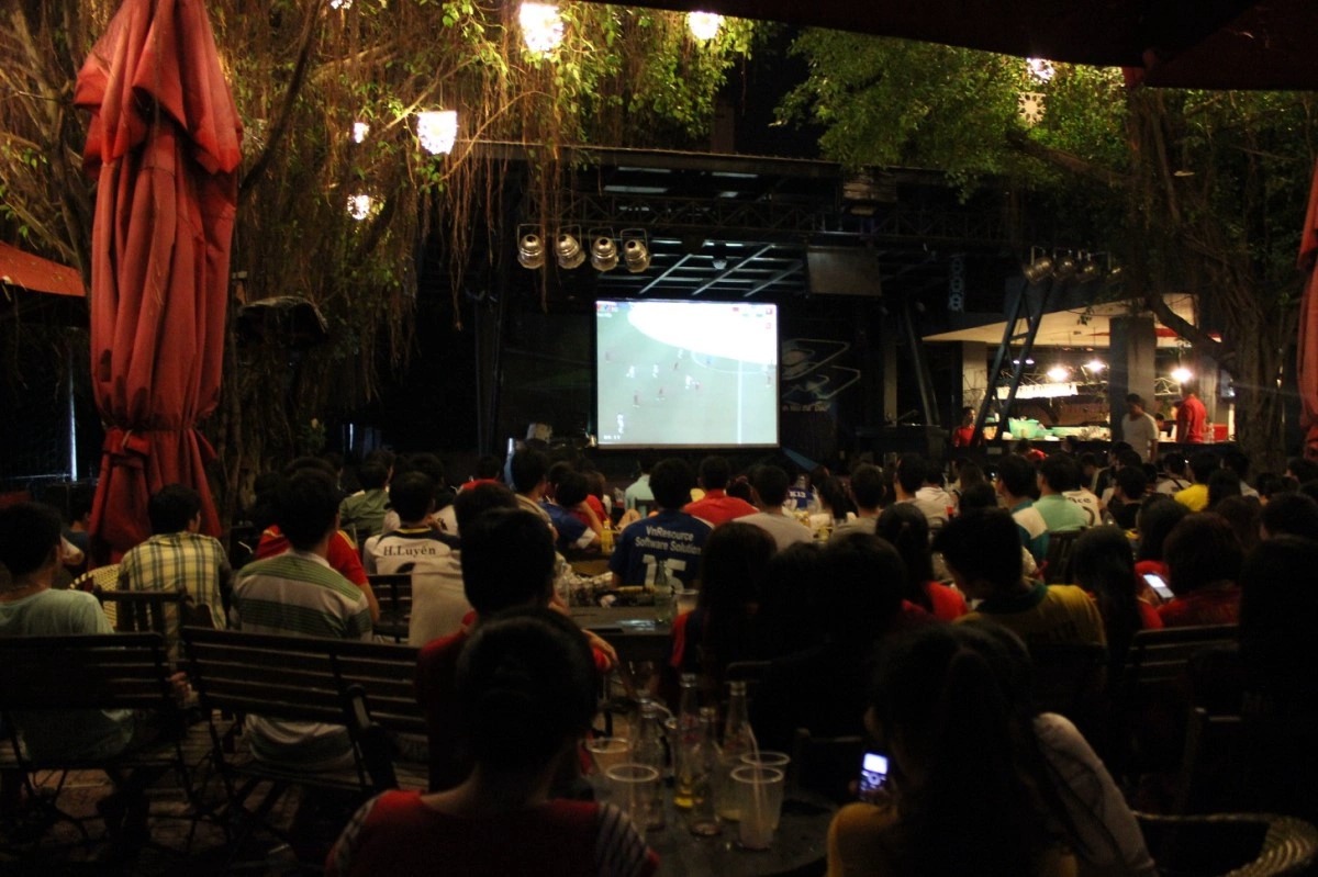 Khi sinh viên nóng cùng World Cup: Ra quán tốn tiền, xem ở phòng trọ phải tuân thủ luật '3 không' - Ảnh 1.