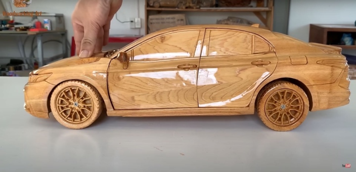 Cận cảnh Toyota Camry bằng gỗ vô cùng tinh xảo của thợ mộc Việt - Ảnh 1.