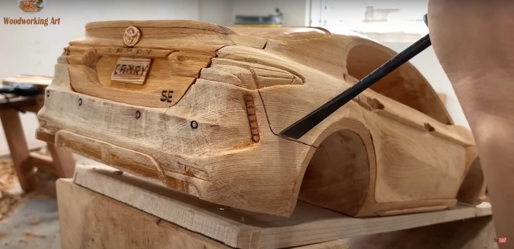 Cận cảnh Toyota Camry bằng gỗ vô cùng tinh xảo của thợ mộc Việt - Ảnh 2.