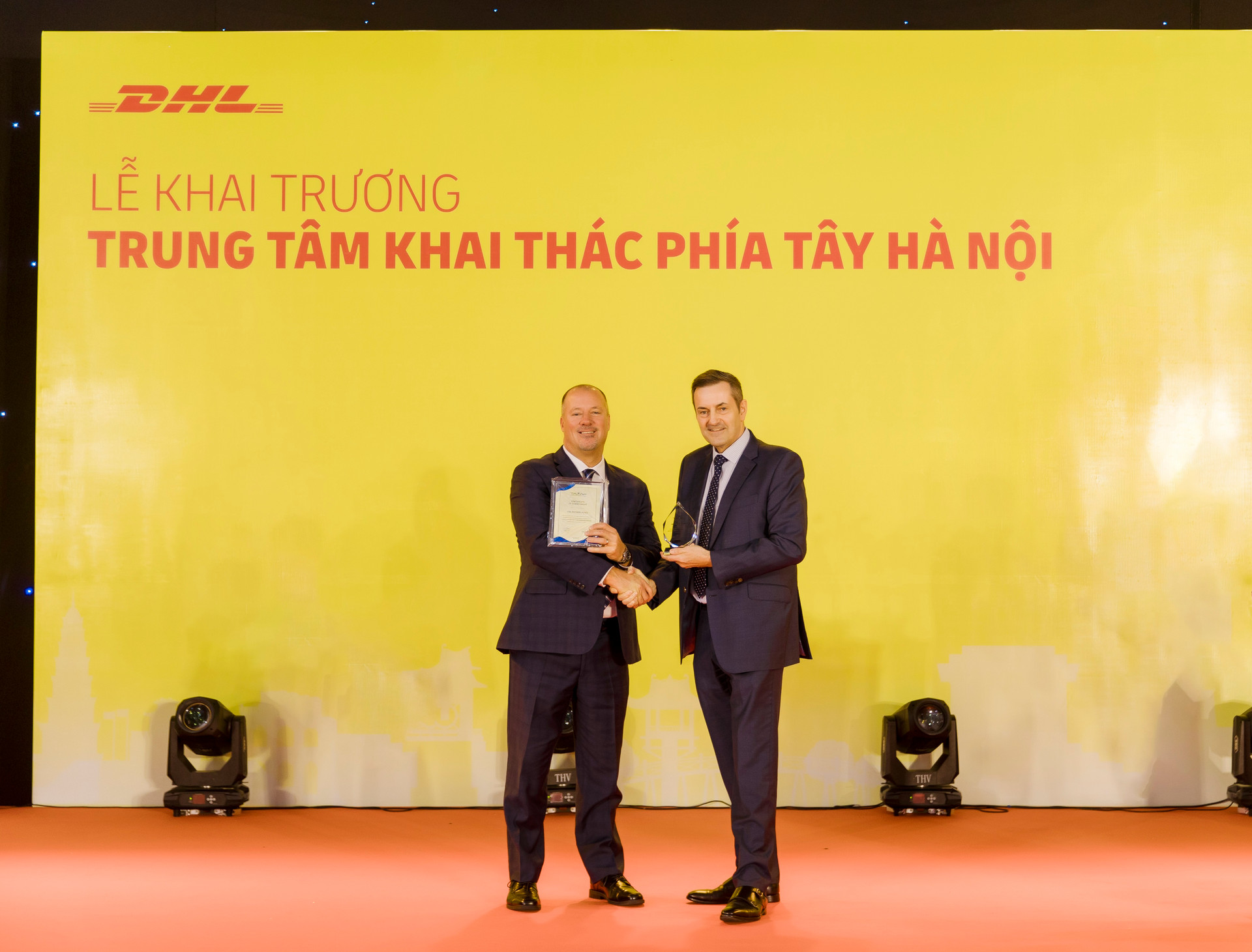 travis-cobb-evp-global-network-operations-aviation-dhl-express-on-the-left-received-100th-tapa-a-certificate-in-apec-from-tapa-apac-chairman.jpg