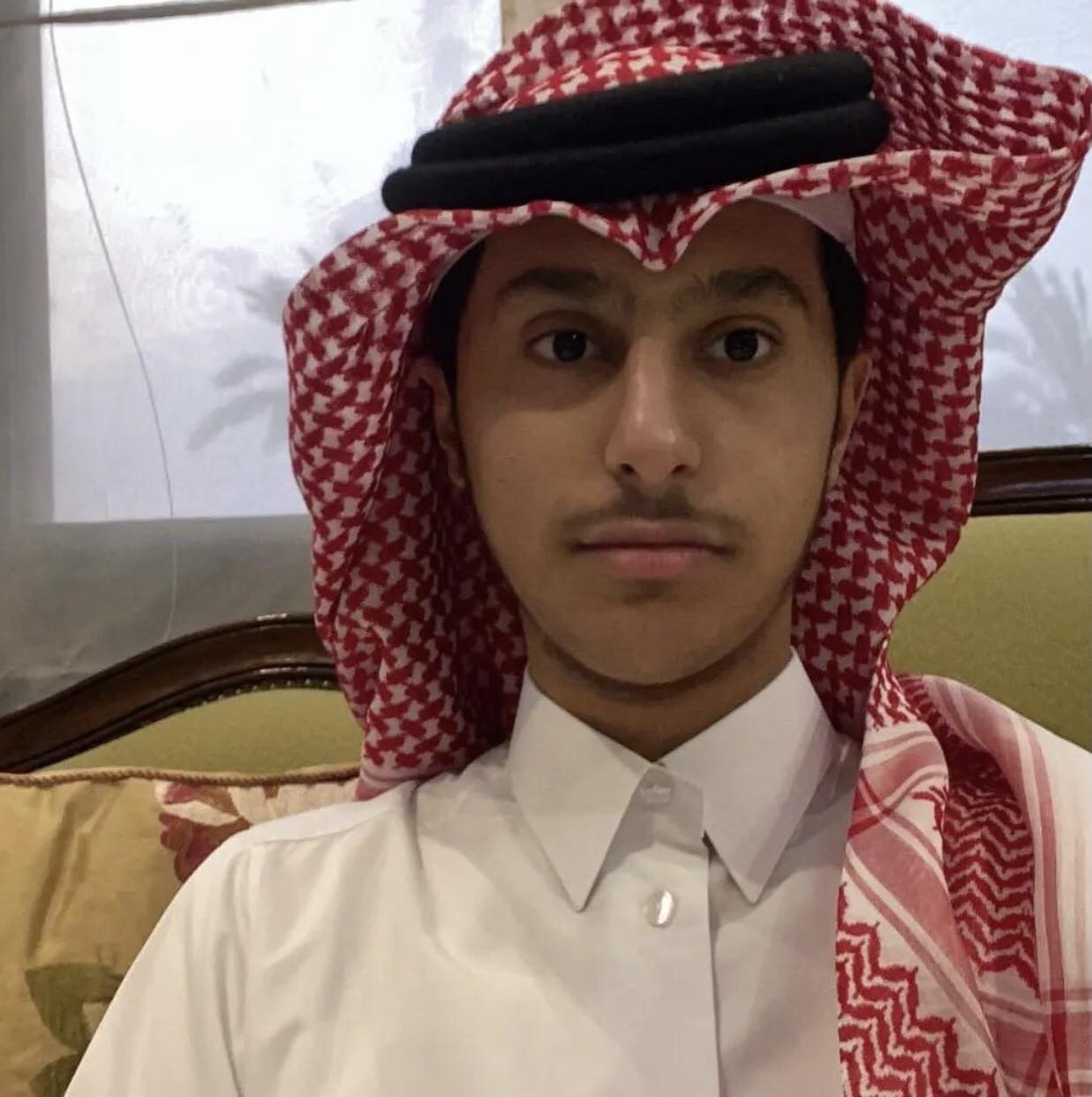 Hình ảnh đời thường như &quot;cậu bạn nhà bên&quot; của Hoàng tử bé Qatar vô tình nổi tiếng toàn mạng vì biểu cảm quá dễ thương - Ảnh 12.