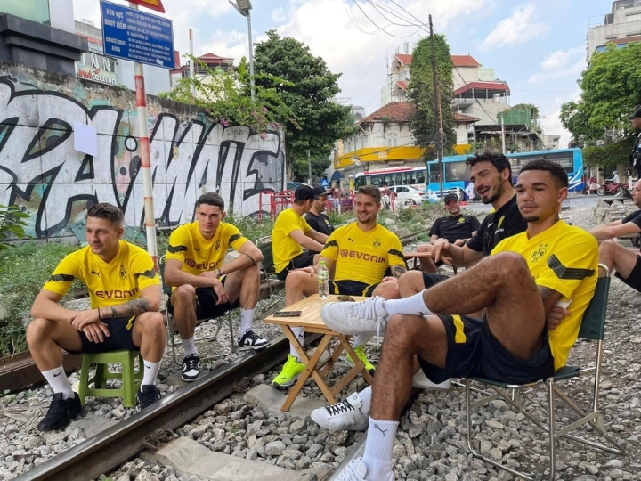 Sẽ xử phạt quán cà phê để cầu thủ CLB Dortmund ngồi chụp ảnh trên đường tàu - Ảnh 1.