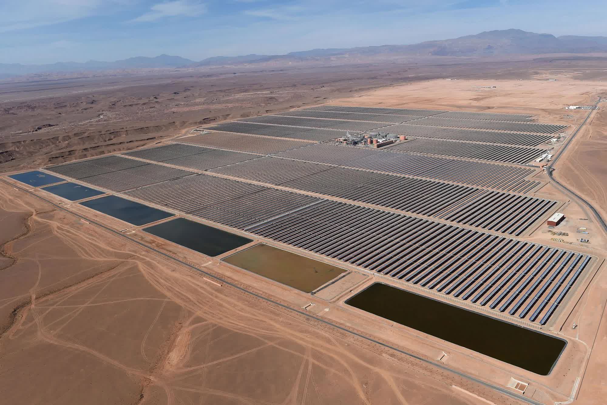 Siêu nhà máy quang điện cùng hồ chứa nước dung tích khủng giữa sa mạc phục vụ World Cup 2022 - Ảnh 1.