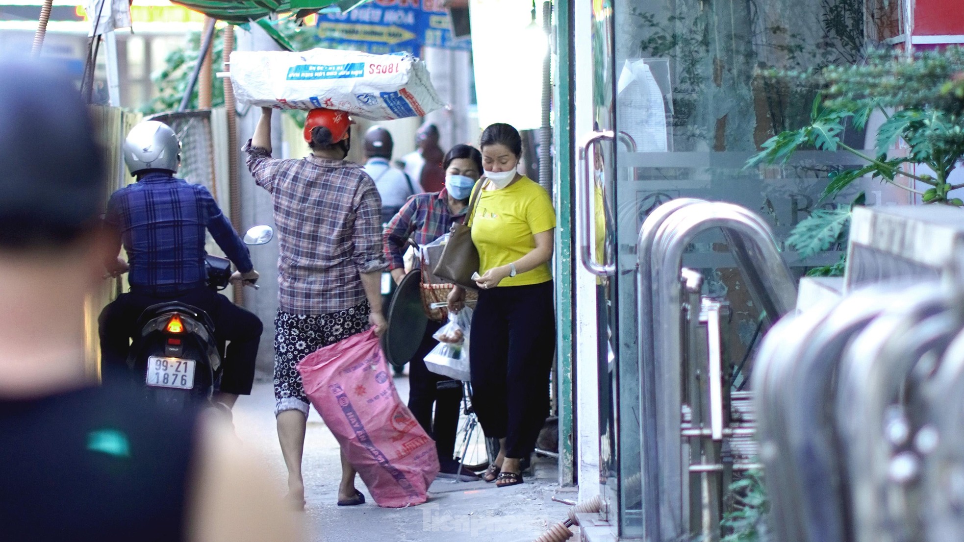 Người dân khổ sở đi lại qua 'ma trận' ga ngầm S12 đường sắt Nhổn - Ga Hà Nội - Ảnh 2.