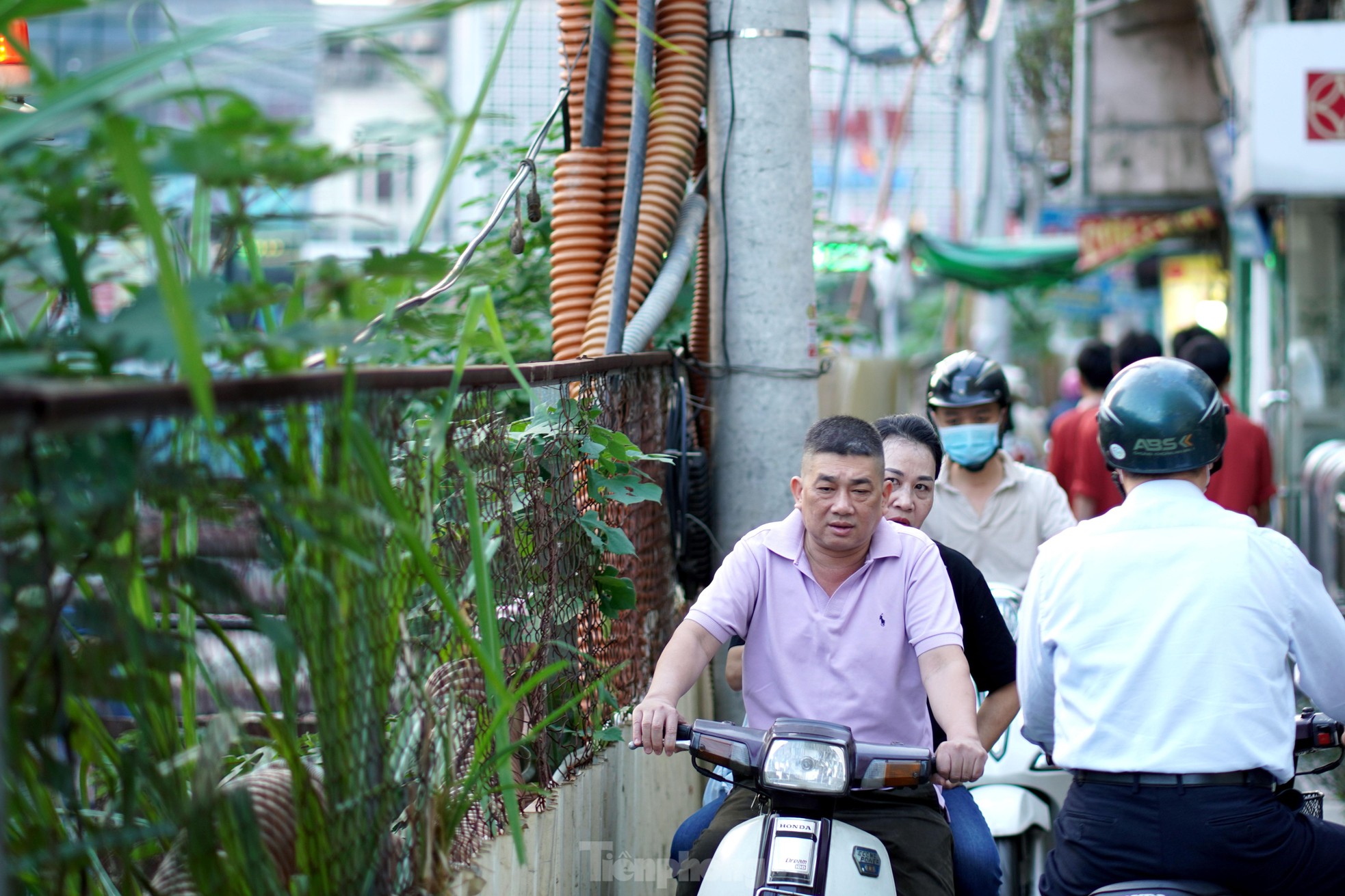 Người dân khổ sở đi lại qua 'ma trận' ga ngầm S12 đường sắt Nhổn - Ga Hà Nội - Ảnh 3.