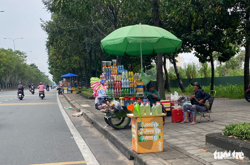 Cây xăng cục gạch xuất hiện tràn lan dọc các tuyến đường ở TP.HCM - Ảnh 8. Cây xăng cục gạch xuất hiện tràn lan dọc các tuyến đường ở TP.HCM - Ảnh 8.