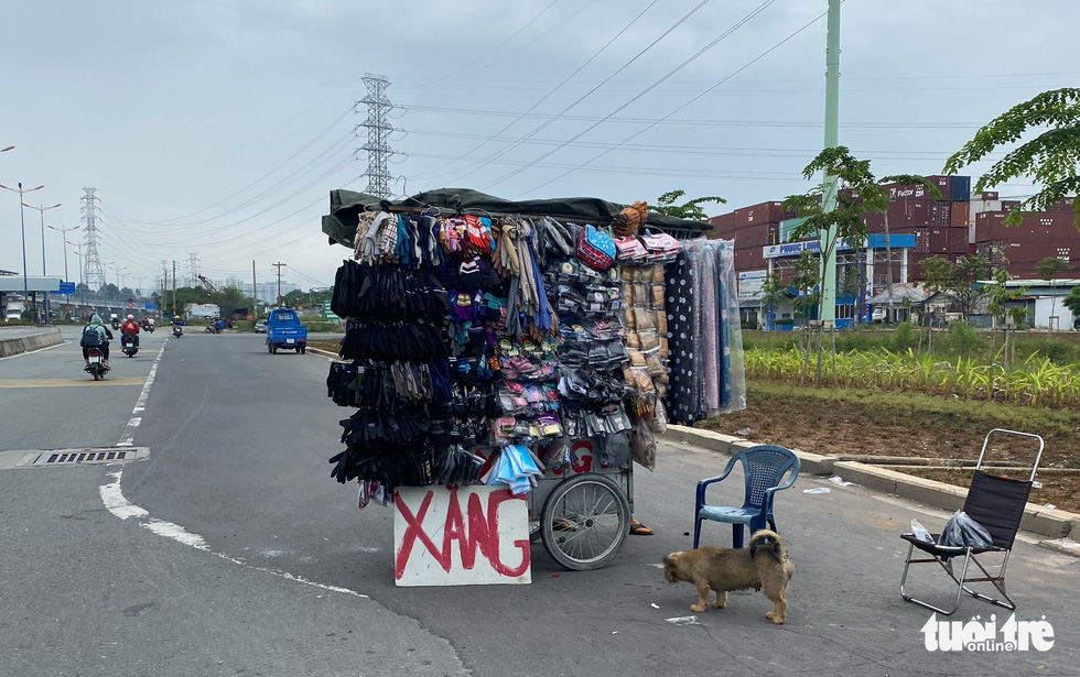 Cây xăng cục gạch xuất hiện tràn lan dọc các tuyến đường ở TP.HCM - Ảnh 4. Cây xăng cục gạch xuất hiện tràn lan dọc các tuyến đường ở TP.HCM - Ảnh 4.