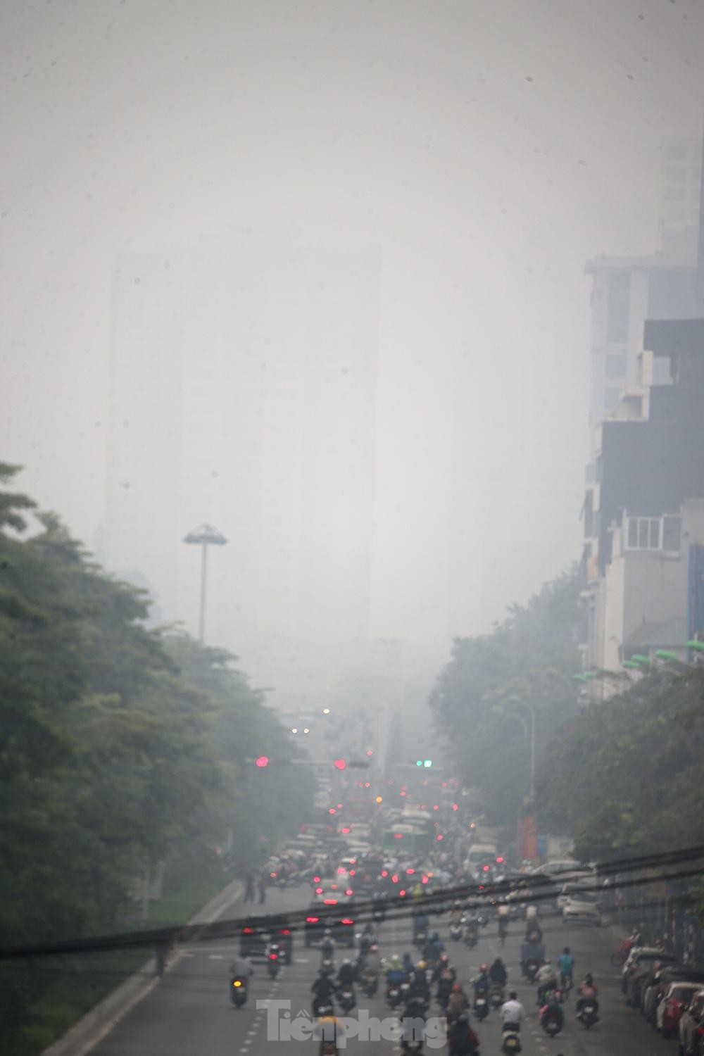 Bầu trời Hà Nội mù mịt trong sương mù và bụi mịn do ô nhiễm không khí ảnh 3