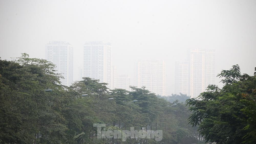 Bầu trời Hà Nội mù mịt trong sương mù và bụi mịn do ô nhiễm không khí ảnh 4