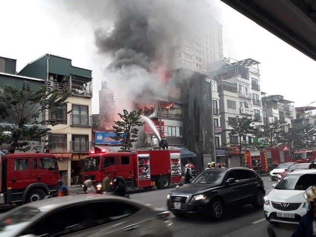 Hà Nội: Cháy ngùn ngụt tại 2 ngôi nhà cao tầng trên phố Minh Khai - Ảnh 1.