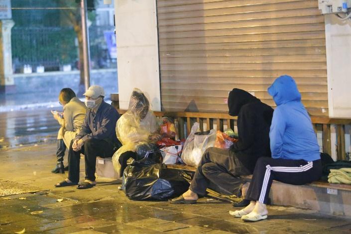 Hà Nội đón rét đậm rét hại, người vô gia cư co ro trong đêm với tấm áo mưa mỏng manh - Ảnh 2.