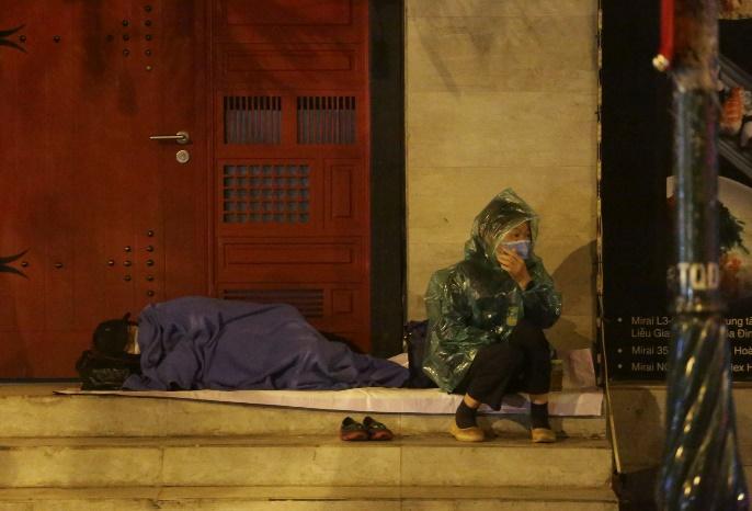 Hà Nội đón rét đậm rét hại, người vô gia cư co ro trong đêm với tấm áo mưa mỏng manh - Ảnh 4.