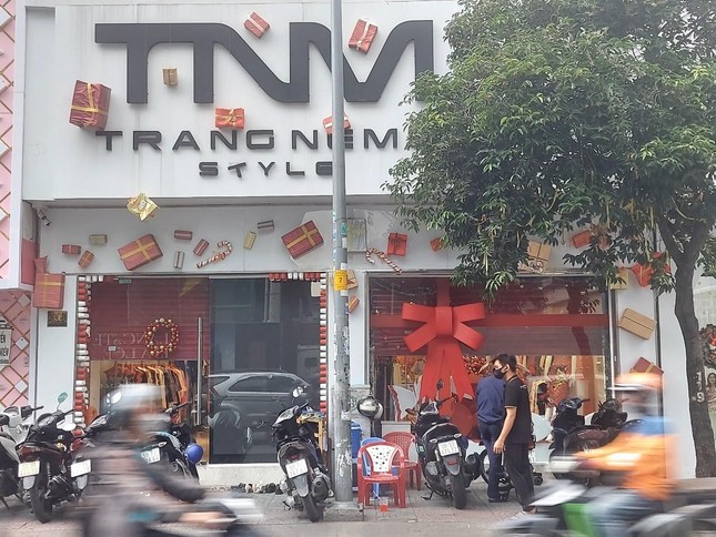 Cửa hàng ‘đồ hiệu’ Trang Nemo bất ngờ bị đột kích - Ảnh 1.