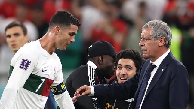 Bạn gái và chị ruột Ronaldo 'dằn mặt' HLV Santos: Ông trời có mắt! - Ảnh 1.