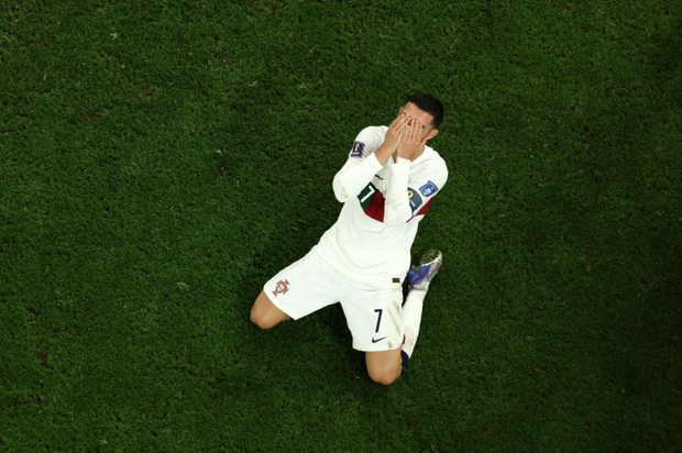  Bồ Đào Nha bị loại, Ronaldo bật khóc bỏ vào đường hầm - Ảnh 3.