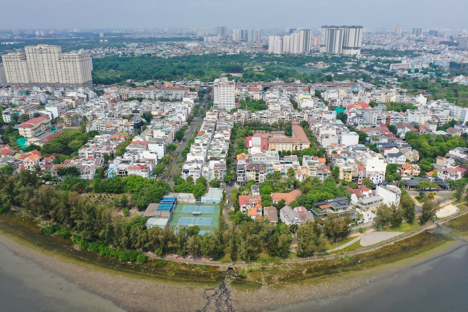 Diện mạo huyện đông dân nhất Việt Nam muốn trở thành thành phố - Ảnh 3.