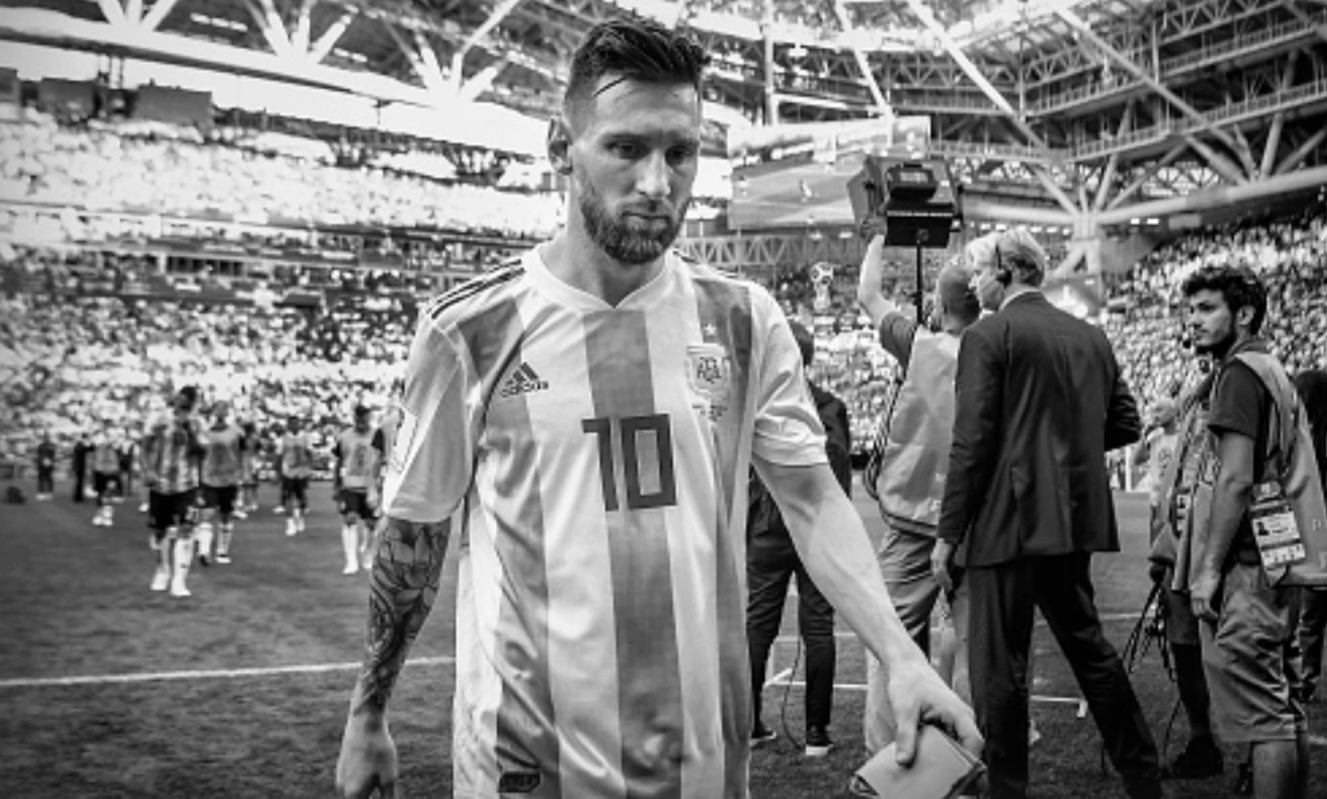 7 khoảnh khắc buồn nhất lịch sử World Cup mãi đọng lại trong lòng người hâm mộ: Messi bước qua cúp vàng, cái cúi đầu của Zidane và nước mắt của Son Heung-min - Ảnh 1.