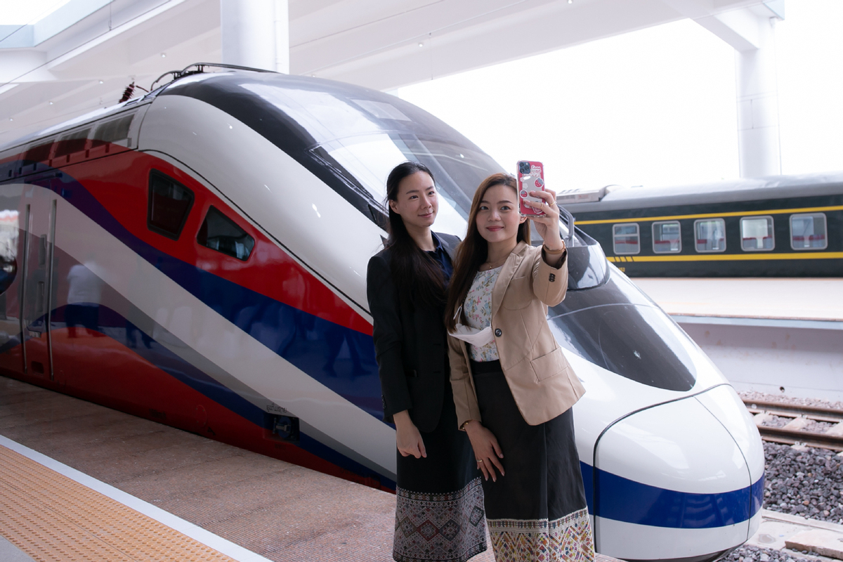 Nhìn lại tàu Lào-TQ: Nhân tài của Lào được đào tạo tại Thượng Hải; Thái Lan cũng sắp gia nhập mạng lưới đường sắt xuyên Châu Á - Ảnh 1. Nhìn lại tàu Lào-TQ: Nhân tài của Lào được đào tạo tại Thượng Hải; Thái Lan cũng sắp gia nhập mạng lưới đường sắt xuyên Châu Á - Ảnh 1.