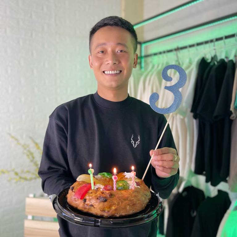 Quang Linh Vlogs nhận loạt quà sinh nhật cây nhà lá vườn, nhưng vẫn xúc động nhất vì món quà của Hoa hậu Thuỳ Tiên - Ảnh 2.