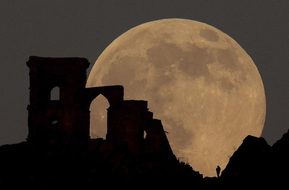 Những hình ảnh Mặt Trăng đẹp hớp hồn trong năm 2022 - Ảnh 1.