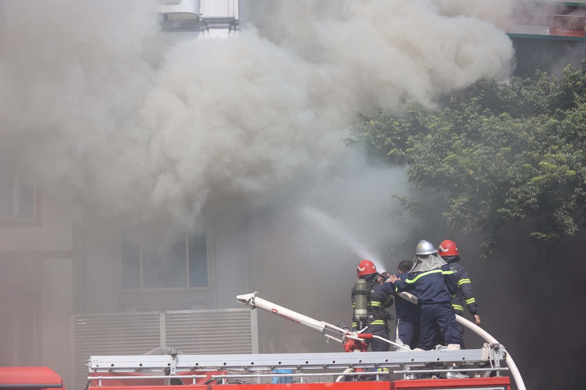 Đang cháy lớn trên phố Hà Nội, khói bốc nghi ngút, người dân ôm tài sản bỏ chạy - Ảnh 8.