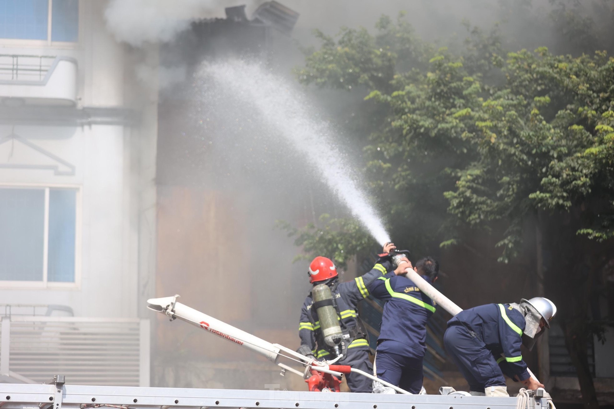 Đang cháy lớn trên phố Hà Nội, khói bốc nghi ngút, người dân ôm tài sản bỏ chạy - Ảnh 7.