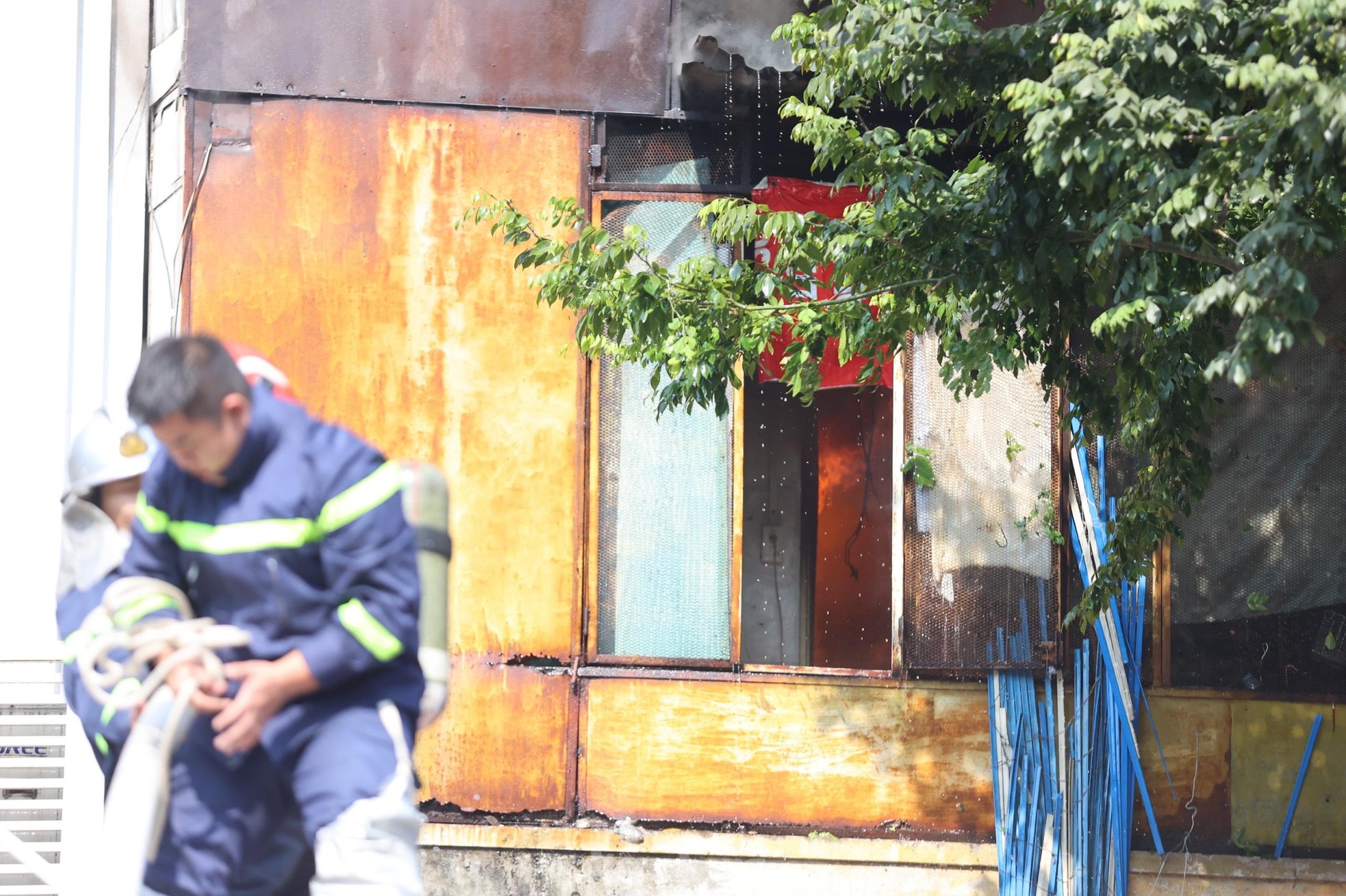 Đang cháy lớn trên phố Hà Nội, khói bốc nghi ngút, người dân ôm tài sản bỏ chạy - Ảnh 6.
