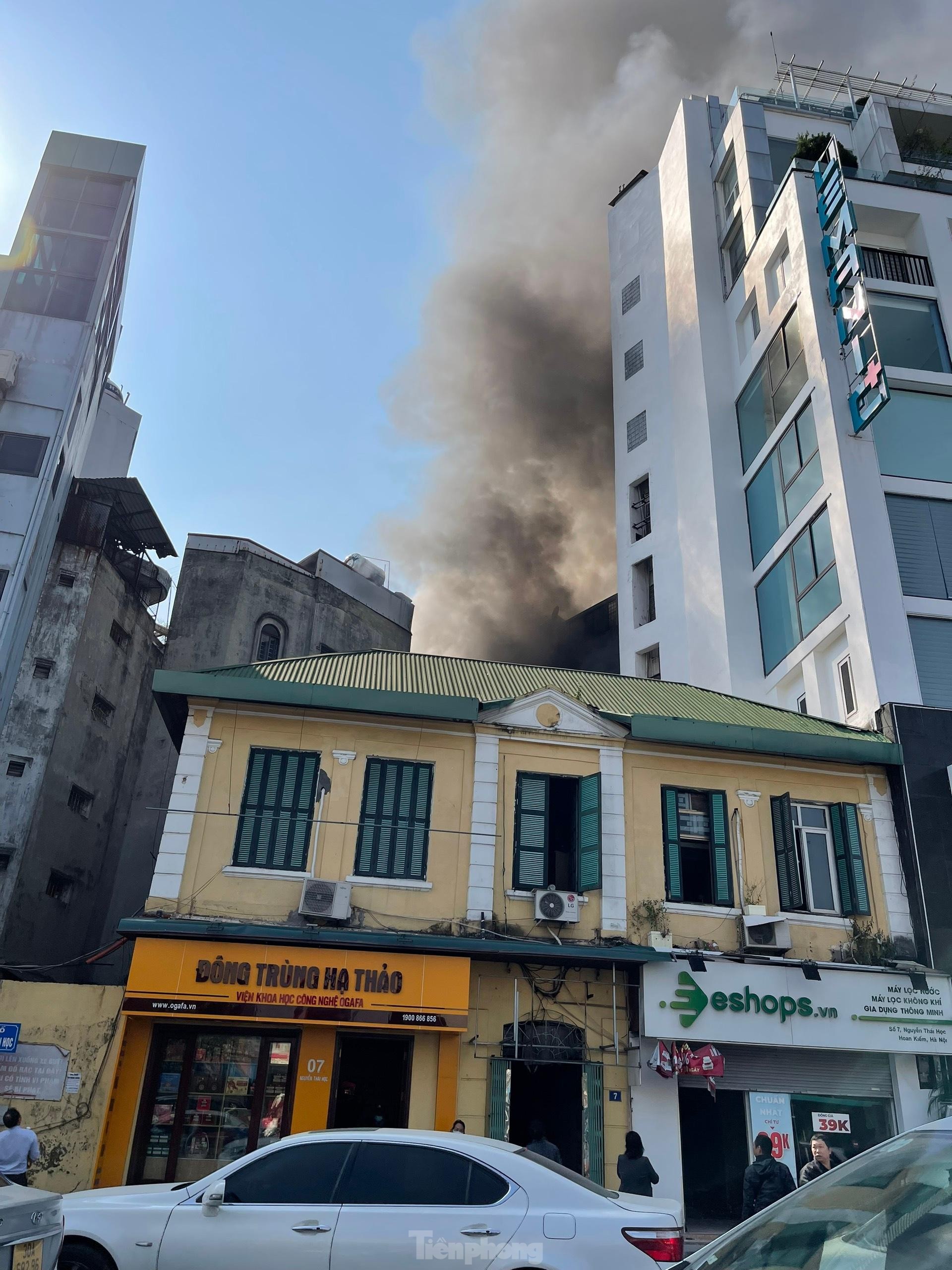 Đang cháy lớn trên phố Hà Nội, khói bốc nghi ngút, người dân ôm tài sản bỏ chạy - Ảnh 2.