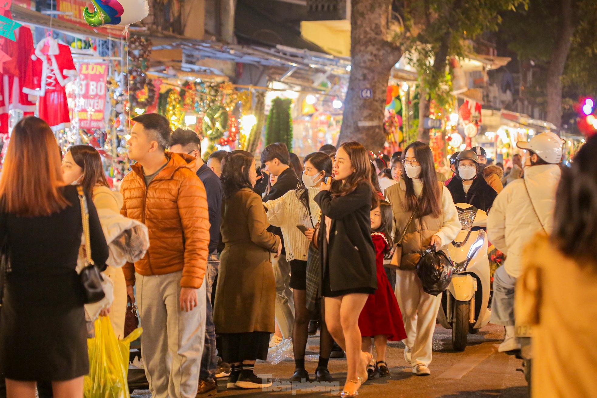 Người Hà Nội chen nhau chụp ảnh trên phố Hàng Mã đón Giáng sinh sớm - Ảnh 11.